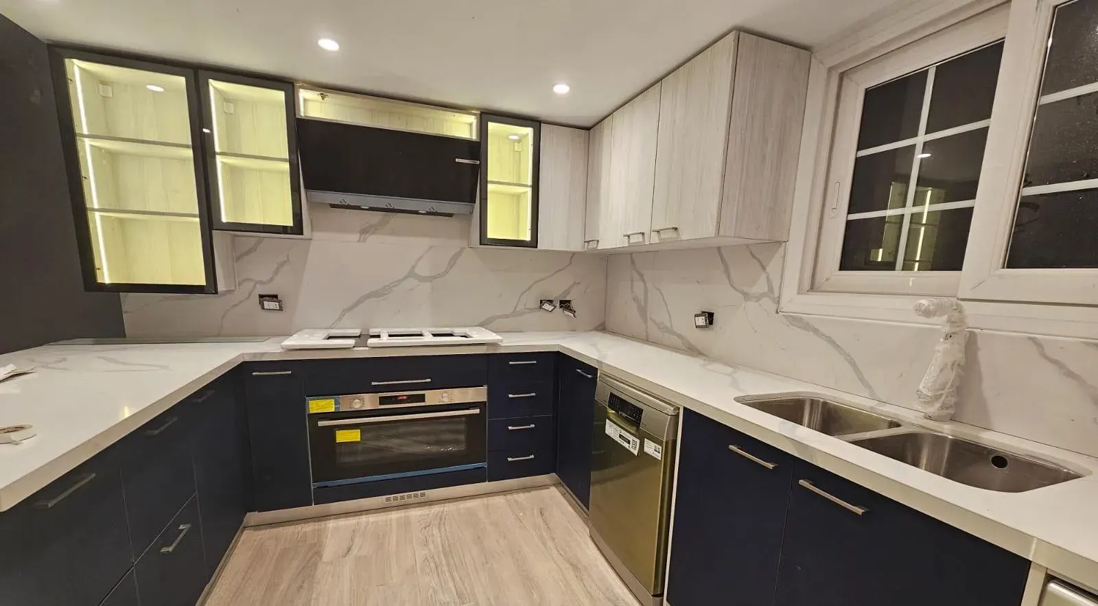 Navy kitchen with white marble-effect worktops